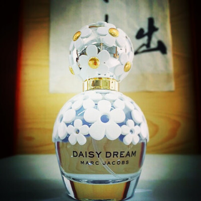 #彩妆颜值比拼# Marc Jacobs马克莫杰Daisy Dream小雏菊香水 蓝色梦境女士淡香水。冲着颜值去的！然而味道也很让人惊喜。大方不浓郁，恬淡美好。