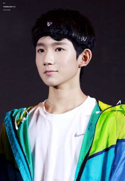 似有似无的勾唇