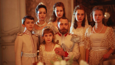 russian ark 整部影片由一个镜头完成，影片一镜到底拍摄90分钟，导演对俄罗斯历史，政治，艺术，音乐，建筑等的思考和表现，漫步在宏伟壮丽的宫殿里，见证了彼得大帝用鞭子狂怒地抽打他的将军，凯瑟琳女皇的个人生活…