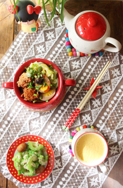  周五早餐：蔬菜小面+炸胡萝卜小丸子+苦瓜栗子沙拉+南瓜浓汤。阳光明媚，随意搭配小餐桌，莫名放了好多红色餐具，要不要这么欢乐，估计是周末了吧。想吃炸丸子，用一根胡萝卜做出6颗，拌着面，太满足啦。 苦瓜焯水拌…