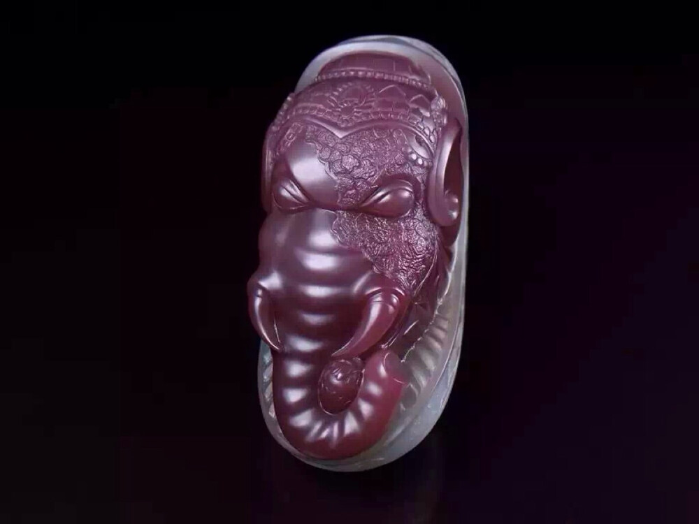 【泰紫工坊】象神 72*32*35mm，105.5克，紫绿玛瑙，大料所出，本堂经典！在诸多国家级玉雕评选中，夺得多次大奖。紫绿玛瑙原料再次面临枯竭，象这样的料子越来越少了。颜色分明，色彩浓艳，工料俱佳，精工细做，雕刻纹饰细致入微，神态饱满俊朗，威风凛凛。象神，吉祥如意，整个东半球共认的财神……weixin：taizigongfang