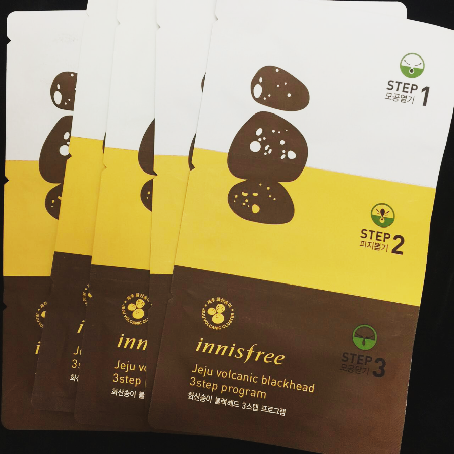  Innisfree的去黑头鼻贴。火山泥系列主打强效吸附毛孔的脏东西。一样是三部曲虽然这款比holika的猪鼻贴稍贵500韩元但效果绝对好的多！这只是用了第一步溶解黑头，就可以看到明显的黑头不见了，变成白色的浮在毛孔上。