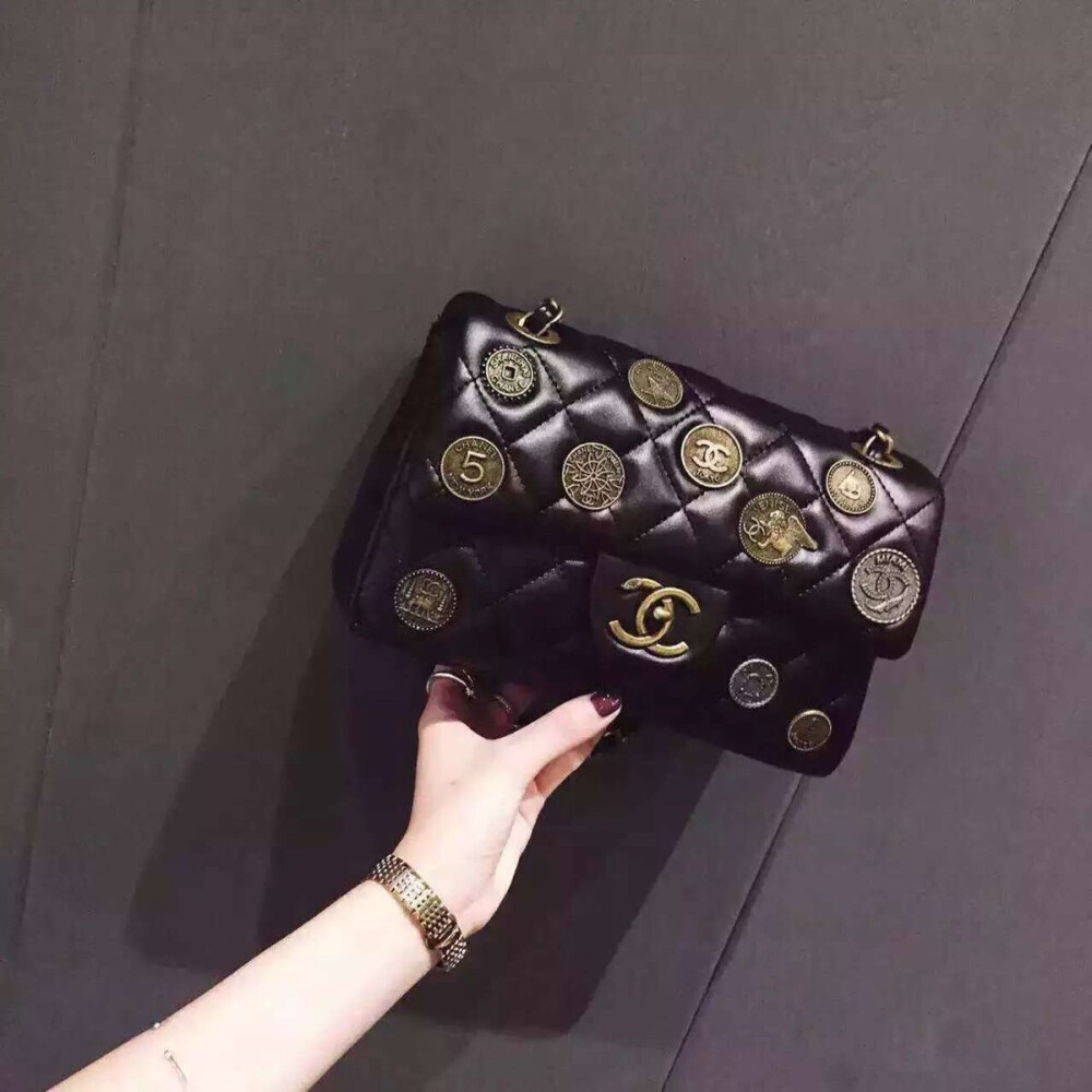 尖货独家定制香徽章链条包～ 这只太难做了，手工部分耗时太多，绝对属于精品级了！ 专柜最新款香风徽章。。。。 优雅时髦，超级推荐你们！冬天配毛衣和大衣超洋气！尺寸：23x15cm Pu料 ¥225。2015216020