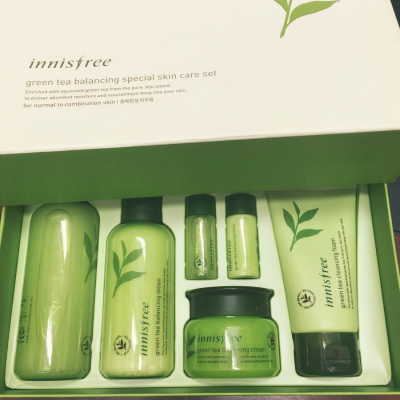  innisfree悦诗风吟限量版绿茶套盒，内含绿茶平衡水200ml，绿茶平衡乳160ml，赠洗面奶100ML 面霜50ML 真的炒鸡炒鸡划算！  好吸收很清爽，不腻～淡淡的绿茶香很清新，绿茶水轻轻滴拍在皮肤上很快就吸收，肌肤一…