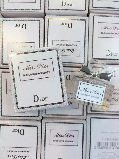 Dior/迪奥5ml 花漾甜心 女士淡香水#Miss Dior Blooming Bouquet 的果香初调包括柑橘香调和西西里岛香橙精华，香气有点像果挞。中调香气包括牡丹花香调、来自玫瑰原精的玫瑰果香和牡丹。底调包括具法国西普香水感觉的…