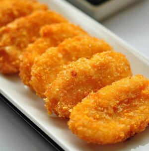 香酥虾滑 作法 1.虾仁去泥肠洗净 2.加蛋清、玉米淀粉、盐、胡椒、料酒，入料理机打成泥 3.逐次加清水，用两双筷子沿一个方向充分搅拌，每次都等水份吸收再加，直到合适的浓稠度，这个时候下入沸水就是虾滑了 4.取一部分打好的虾滑装进保鲜袋中，用塑料刮板将虾滑推紧实，冷冻成型 5.取下保鲜袋切厚片备用 6.准备一只鸡蛋打散，面包糠，少许面粉，锅内坐油烧热 7.将虾滑依次裹薄薄的面粉，沾满鸡蛋液，再裹满面包糠入油锅炸，中火煎至两面金黄 8.取出沥油