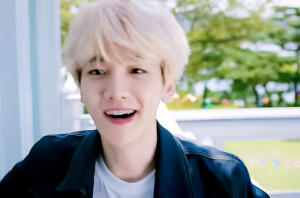 [EXO]#边伯贤# #BAEKHYUN# GIF 151030 LOTTE Conf Facebook 伯贤 GIF - 哇啊~ 伯贤怎么这么漂亮呢'ㅅ'? 还以为天使在说话'ㅇ')♡