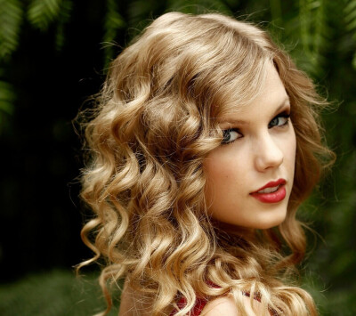 还记得霉霉刚出道时的方便面头吗？