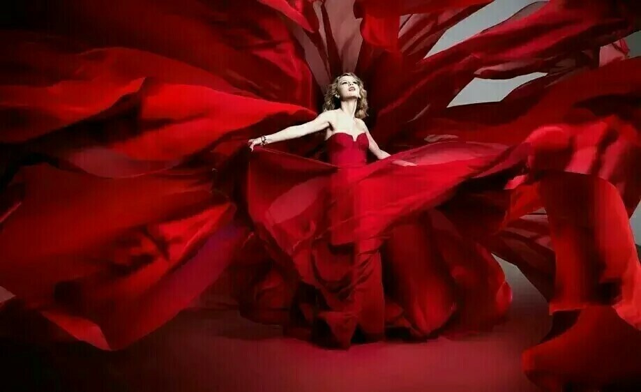 穿红色很仙的霉霉。女神!!