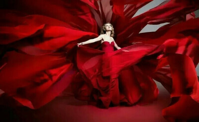 穿红色很仙的霉霉。女神!!