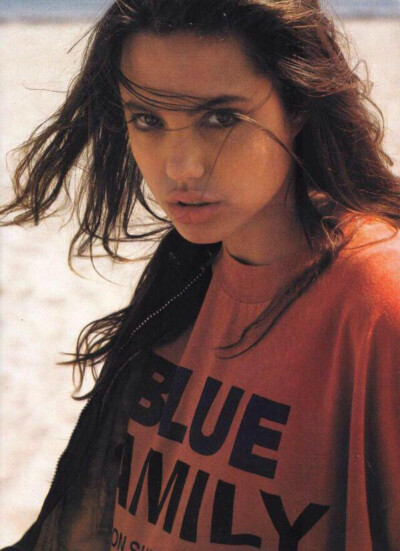 16 year old Angelina Jolie 16岁时的安吉丽娜•茱莉