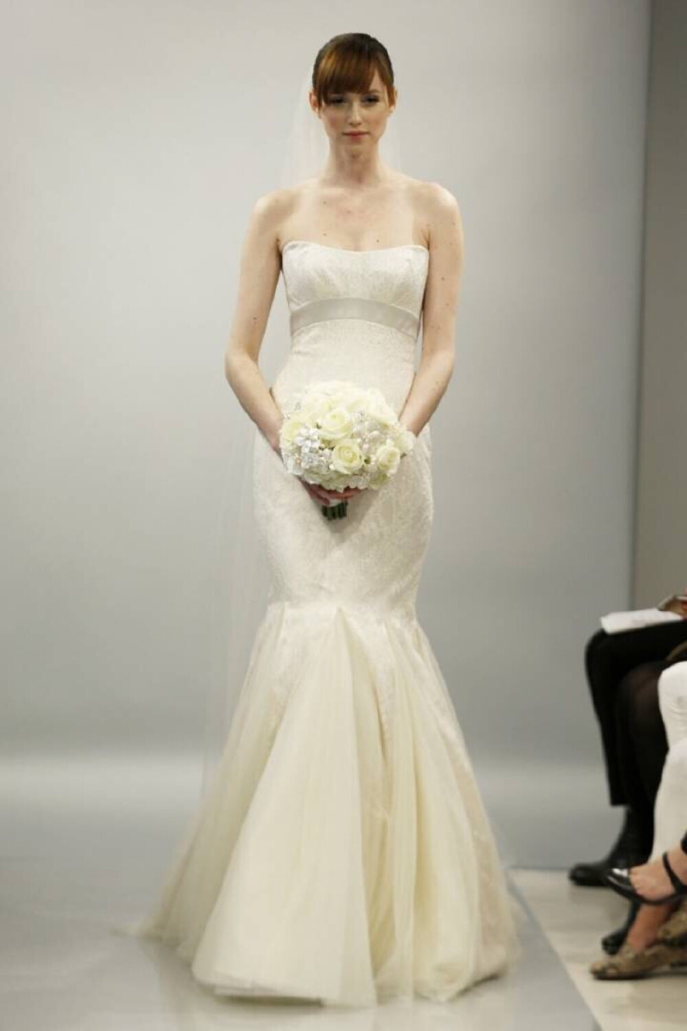 2014 Theia White S/S wedding collection Thiea的礼服运用最好的欧洲织锦 丝绸和印花 装饰以服装珠绣和刺绣 每一件部分都由细密的针脚缝制 进而创造出精美细致的礼服 让女生看了有种想结婚的冲动