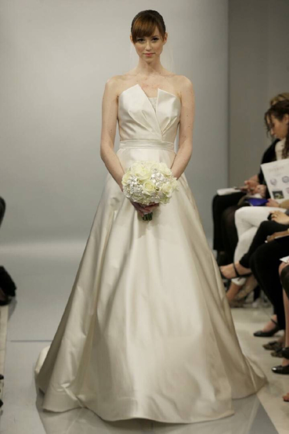 2014 Theia White S/S wedding collection Thiea的礼服运用最好的欧洲织锦 丝绸和印花 装饰以服装珠绣和刺绣 每一件部分都由细密的针脚缝制 进而创造出精美细致的礼服 让女生看了有种想结婚的冲动