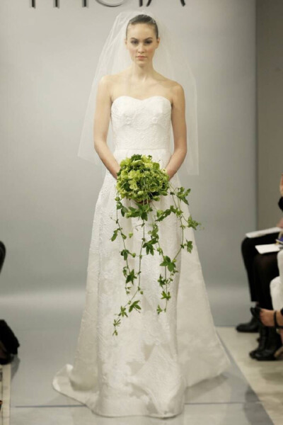 2014 Theia White S/S wedding collection Thiea的礼服运用最好的欧洲织锦 丝绸和印花 装饰以服装珠绣和刺绣 每一件部分都由细密的针脚缝制 进而创造出精美细致的礼服 让女生看了有种想结婚的冲动