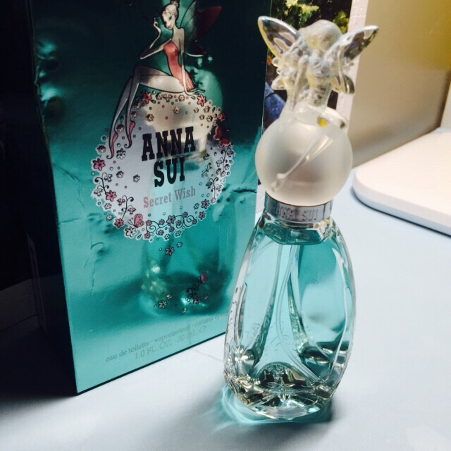 Anna Sui / 安娜苏许愿精灵女士香水 ’ 唯有揭開内心深處那躲藏已久的秘密願望 , 「Secret Wish許願精靈」的精神才能浮現 .