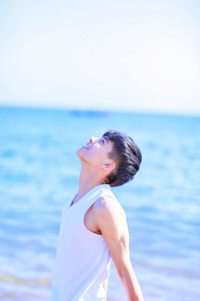 宋威龙。（写真）你曾是少年。 许多年前 你有一双清澈的双眼…… 奔跑起来 象是一道春天的闪电…… 想看遍这世界 去最遥远的远方…… 感觉有双翅膀 能飞越高山和海洋…… 许多年前 我曾是个朴素的少年。 爱上一个人 …