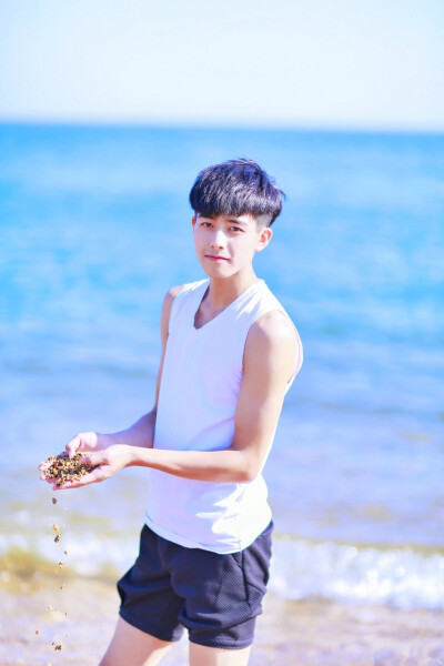 宋威龙。（写真）你曾是少年。 许多年前 你有一双清澈的双眼…… 奔跑起来 象是一道春天的闪电…… 想看遍这世界 去最遥远的远方…… 感觉有双翅膀 能飞越高山和海洋…… 许多年前 我曾是个朴素的少年。 爱上一个人 …