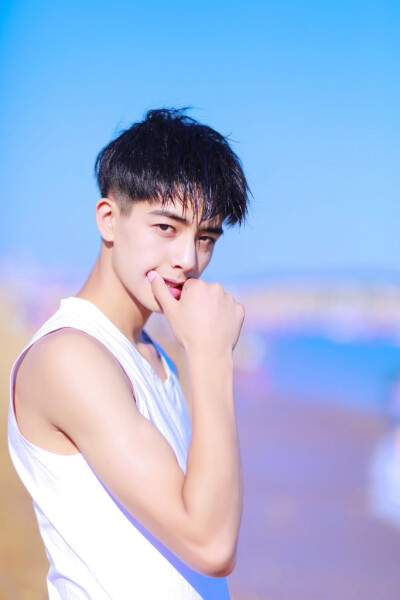 宋威龙。（写真）你曾是少年。 许多年前 你有一双清澈的双眼…… 奔跑起来 象是一道春天的闪电…… 想看遍这世界 去最遥远的远方…… 感觉有双翅膀 能飞越高山和海洋…… 许多年前 我曾是个朴素的少年。 爱上一个人 …