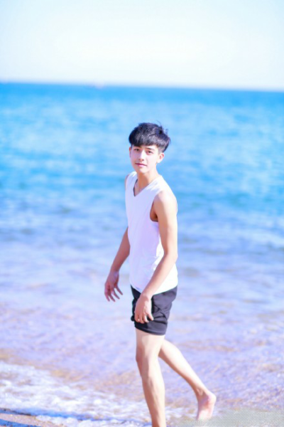 宋威龙。（写真）你曾是少年。 许多年前 你有一双清澈的双眼…… 奔跑起来 象是一道春天的闪电…… 想看遍这世界 去最遥远的远方…… 感觉有双翅膀 能飞越高山和海洋…… 许多年前 我曾是个朴素的少年。 爱上一个人 …