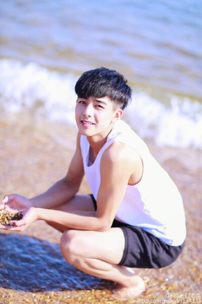 宋威龙。（写真）你曾是少年。 许多年前 你有一双清澈的双眼…… 奔跑起来 象是一道春天的闪电…… 想看遍这世界 去最遥远的远方…… 感觉有双翅膀 能飞越高山和海洋…… 许多年前 我曾是个朴素的少年。 爱上一个人 …