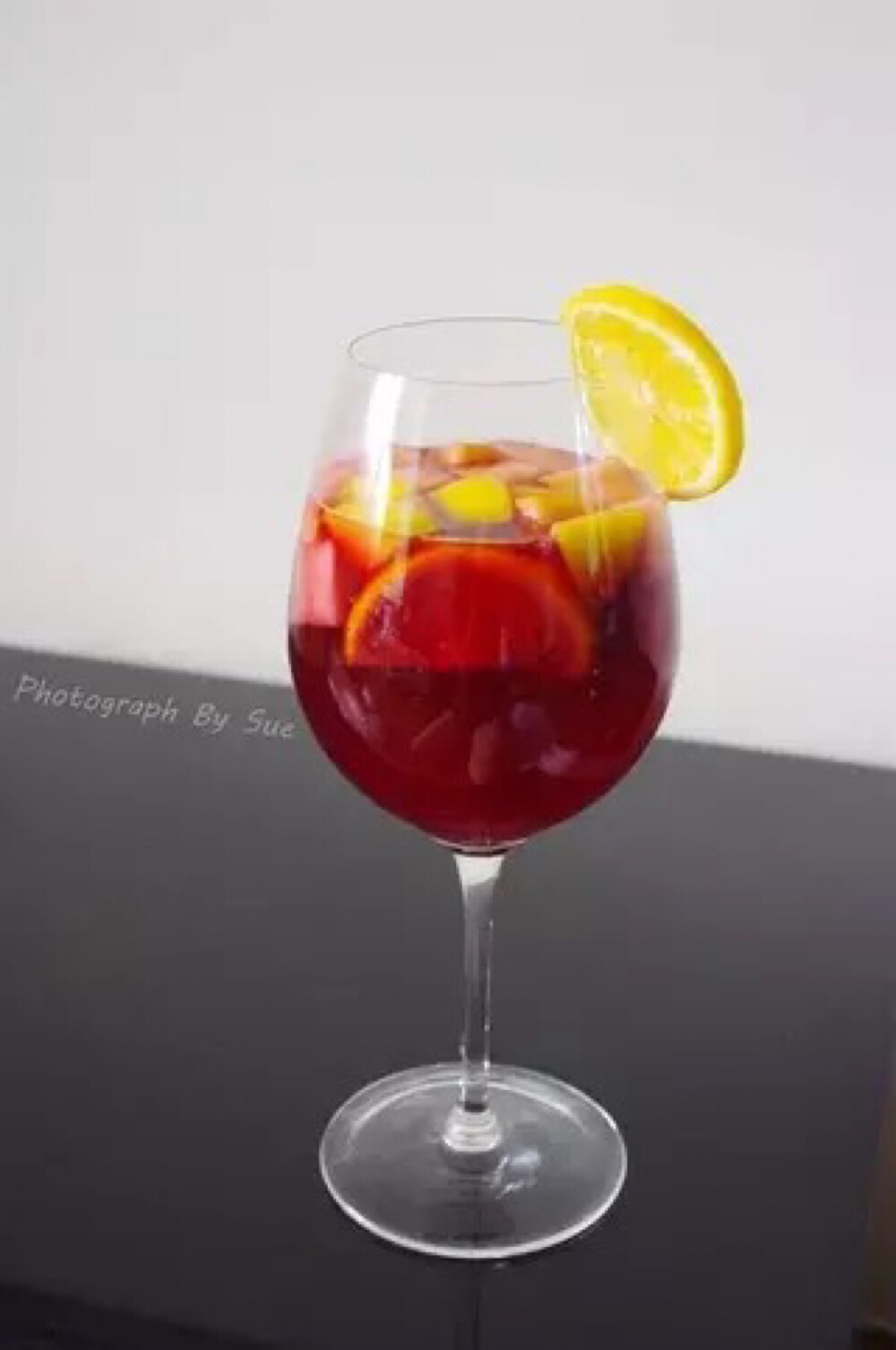 桑格里亚Sangria 材料：红酒半瓶（375ml） 雪碧一听（330ml) 白兰地50ml 柠檬一个 水果丁适量 制法：取一个能盛下所有液体的大碗或其它容器 放入水果丁和切成片的半个柠檬 倒入红酒 榨入半个柠檬的柠檬汁 倒入雪碧和白兰地适当搅拌 封上保鲜膜放入冰箱冷藏半个小时以上（过夜更佳)