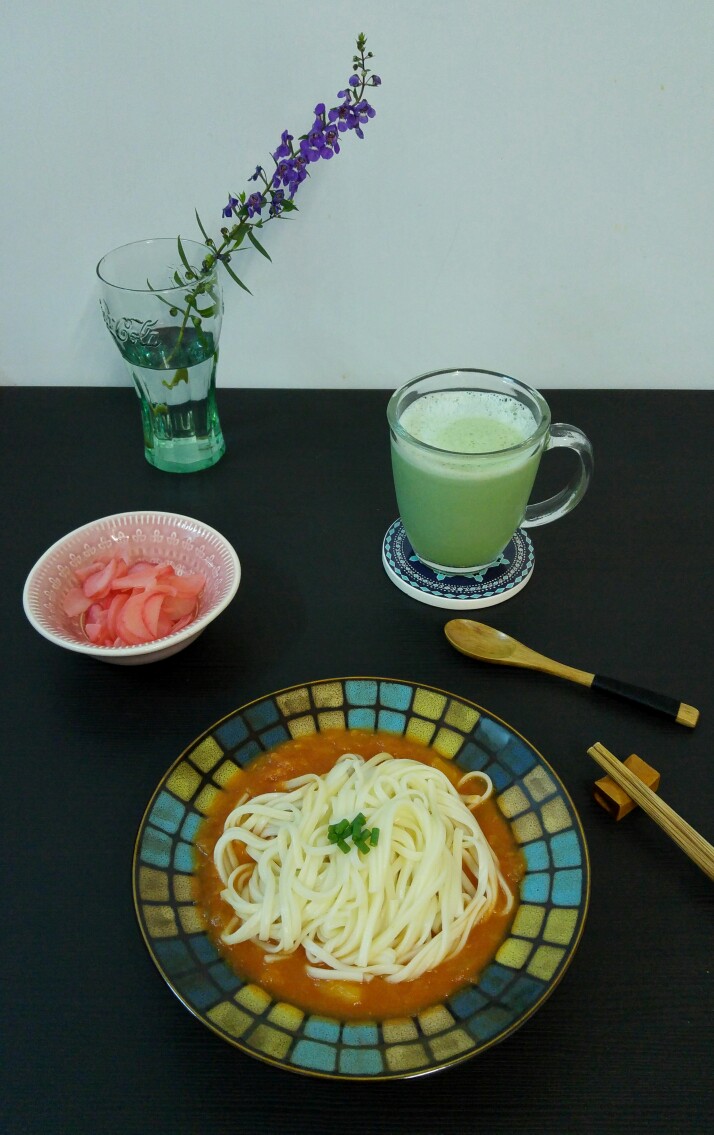 20151102 早餐 睛 昨晚的廚餘蕃茄牛尾湯，煮個烏冬面放進去，配上醋漬小蘿卜，一級棒～～