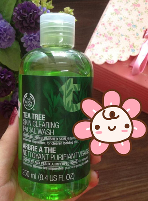 The Body Shop茶树控油洁面啫喱。超级舒爽，洗的也很干净，感觉把深层垃圾都洗出来一些了，洗完以后皮肤比较滑，没有那种脏脏的感觉了。用了发现控油效果明显，早晚各用一次，明显减少油光了，痘痘也止住了，感觉多用几次会慢慢消下去的！~lol