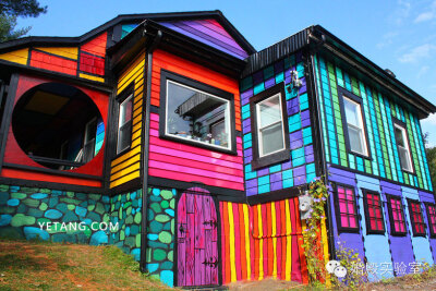 美国艺术家 kat o’sullivan ，在纽约州北部购买一了个始建于1840年代，已经破败不堪的房子。她决定对房屋进行重新粉刷，设计出一个具有强烈视觉冲击力的彩虹色房子。下定决心后，她和伙伴 Mason Brown便开始动工， …