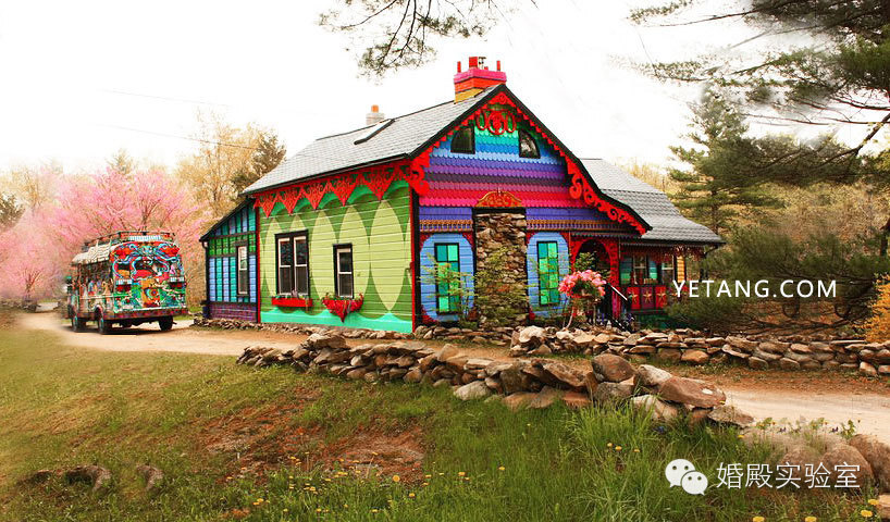 美国艺术家 kat o’sullivan ，在纽约州北部购买一了个始建于1840年代，已经破败不堪的房子。她决定对房屋进行重新粉刷，设计出一个具有强烈视觉冲击力的彩虹色房子。下定决心后，她和伙伴 Mason Brown便开始动工， 除了各种颜色的喷涂，他们还为房子安装上了奇形怪状的窗户、一扇粉红色的小门。最后用黑色“描”出了房屋的轮廓，就像我们小时候画卡通描边一样，出现了一种极具卡通和漫画感的二次元视觉效果。他们在房屋的上方进行了壁画手绘，画出微笑的嘴，而下方两个相邻窗框作为建筑的眼睛的脸，于是房屋就像有了生命，长出了正在微笑的面孔。