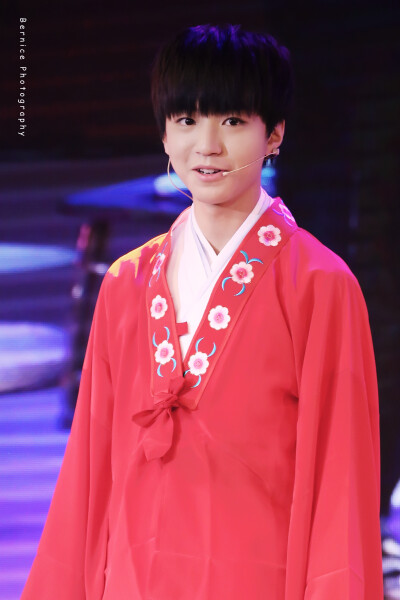 #王俊凯# #TFBOYS王俊凯# #TFBOYS# 151004 杭州步步高公开课 cr：吾家虎牙初长成