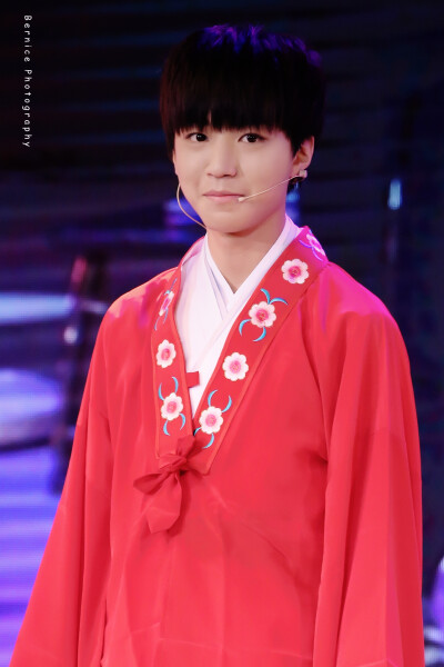 #王俊凯# #TFBOYS王俊凯# #TFBOYS# 151004 杭州步步高公开课 cr：吾家虎牙初长成