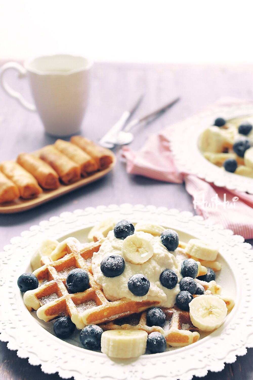 11.04#早餐日记早安，今日早餐：香蕉蓝莓松饼+枫糖浆+炸春卷+牛奶。PS：好久没吃甜味的松饼了，松饼跟枫糖浆很搭啊，这个季节的蓝莓也很甜。松饼的做法公众号里回复17查看食谱。公众号kitchenwu