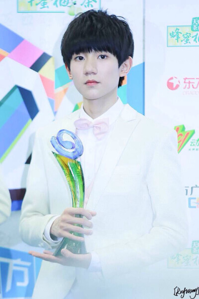  #1108王源的森林小夜曲# #1108王源15岁生日快乐# #TFBOYS王源# 世上最厉害的神——王源，15岁生日快乐，要好好吃饭，好好长大哦[可爱]