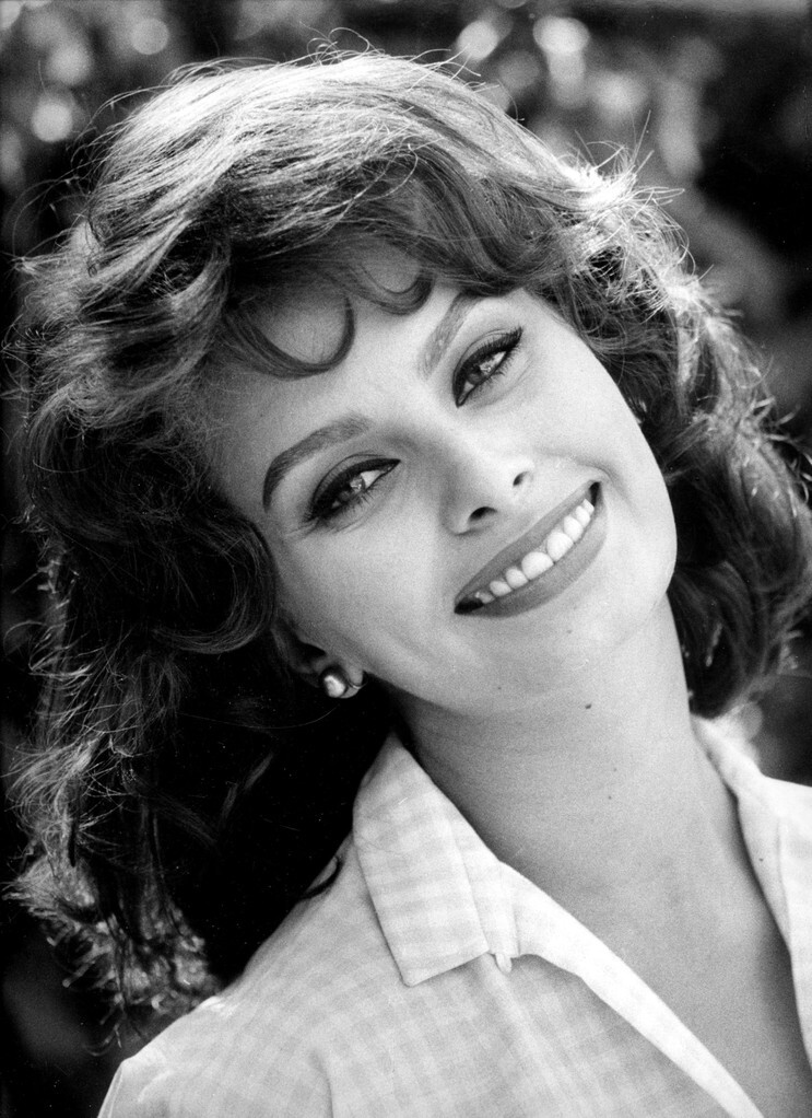 【索菲亚·罗兰(sophia loren,1934年9月20日]出生于意大利罗马.