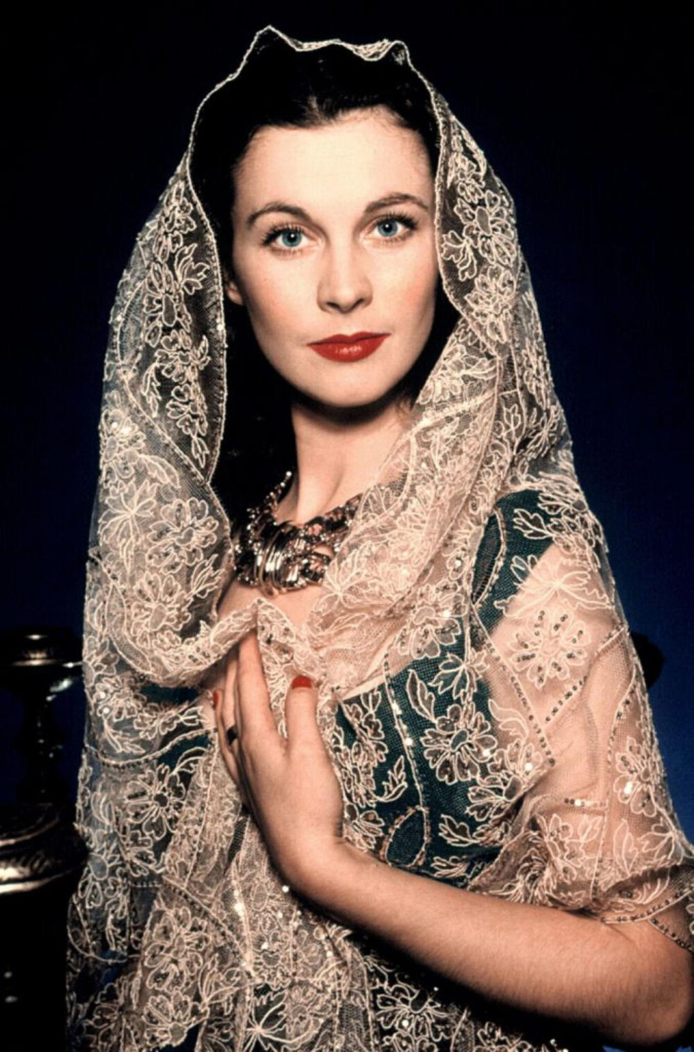 【费雯·丽（Vivien Leigh）】1913年11月5日--1967年7月7日出生于英属印度西孟加拉邦大吉岭，原名费雯·玛丽·哈特利，英国电影和舞台剧演员。费雯·丽在《乱世佳人》中饰演取得了巨大成功，并获得了当年度的奥斯卡最佳女主角奖。随后，费雯·丽又主演了好莱坞另一步经典影片《魂断蓝桥》。