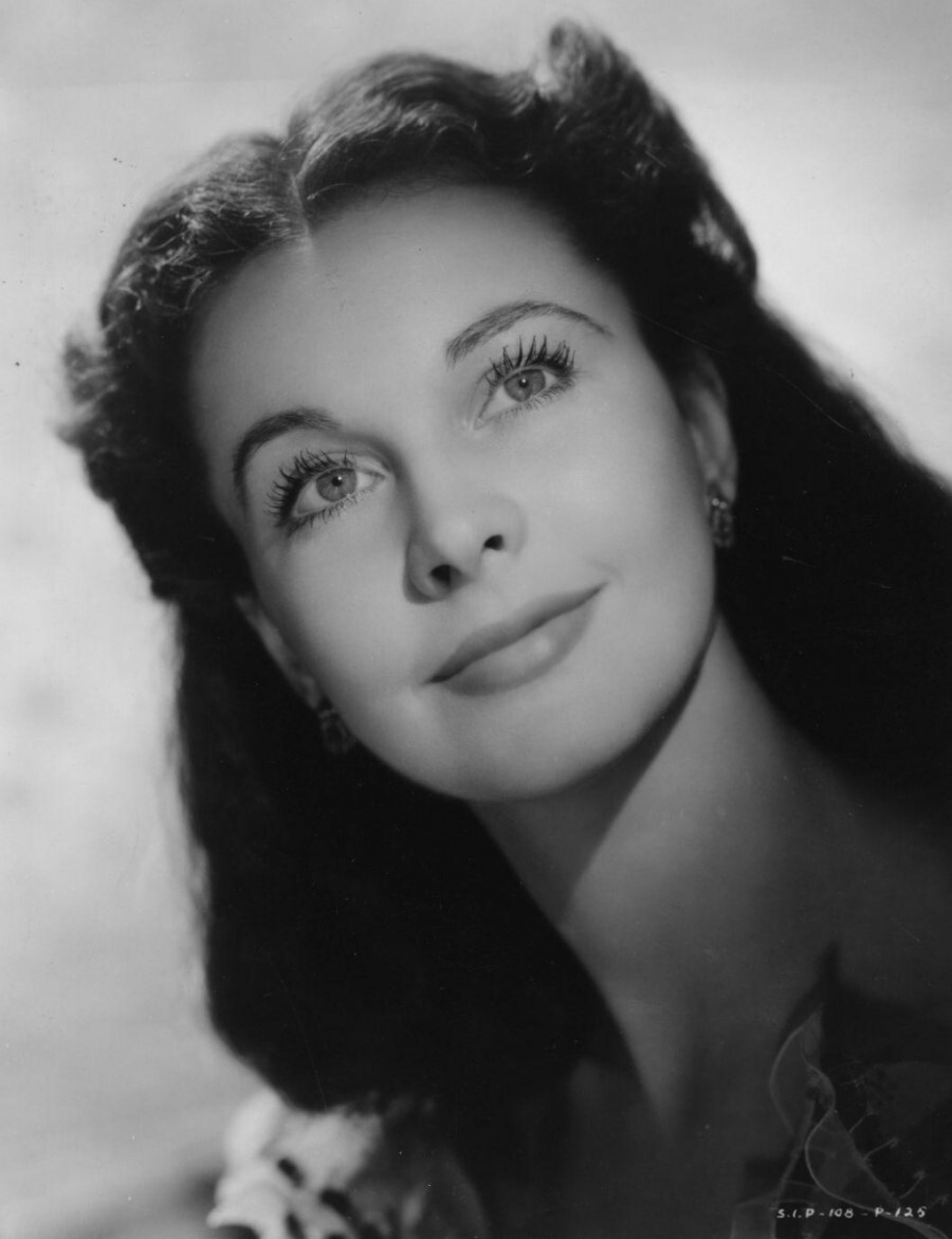 【费雯·丽（Vivien Leigh）】1913年11月5日--1967年7月7日出生于英属印度西孟加拉邦大吉岭，原名费雯·玛丽·哈特利，英国电影和舞台剧演员。费雯·丽在《乱世佳人》中饰演取得了巨大成功，并获得了当年度的奥斯卡最佳女主角奖。随后，费雯·丽又主演了好莱坞另一步经典影片《魂断蓝桥》。