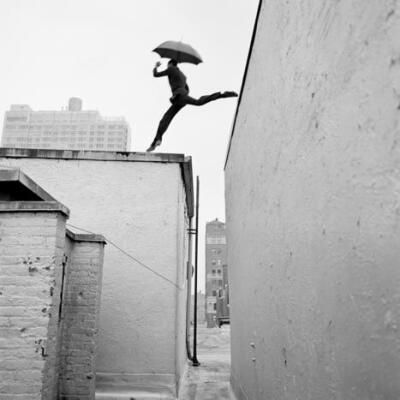 Rodney Smith，美国摄影师 1970年毕业于弗吉尼亚大学，1973年在耶鲁大学取得了神学硕士学位，在耶鲁时师从Walker Evans研习摄影。 其作品极具个人风格，他总爱用黑白的形式去呈现时尚照片，古典的对称和平衡在他的作…