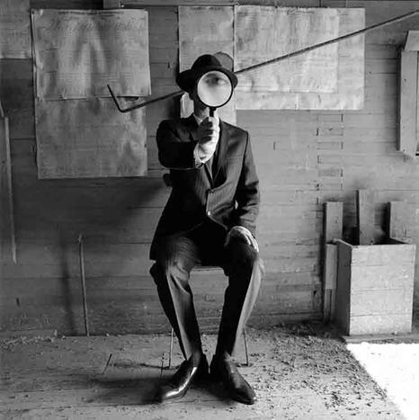 Rodney Smith，美国摄影师 1970年毕业于弗吉尼亚大学，1973年在耶鲁大学取得了神学硕士学位，在耶鲁时师从Walker Evans研习摄影。 其作品极具个人风格，他总爱用黑白的形式去呈现时尚照片，古典的对称和平衡在他的作品中随处可见，素色的背景使整个画面显得高贵又协调。 官方网站：http://www.rodneysmith.com/