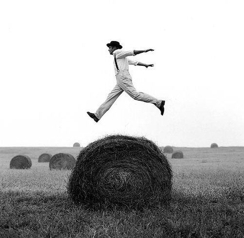 Rodney Smith，美国摄影师 1970年毕业于弗吉尼亚大学，1973年在耶鲁大学取得了神学硕士学位，在耶鲁时师从Walker Evans研习摄影。 其作品极具个人风格，他总爱用黑白的形式去呈现时尚照片，古典的对称和平衡在他的作品中随处可见，素色的背景使整个画面显得高贵又协调。 官方网站：http://www.rodneysmith.com/