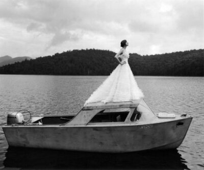 Rodney Smith，美国摄影师 1970年毕业于弗吉尼亚大学，1973年在耶鲁大学取得了神学硕士学位，在耶鲁时师从Walker Evans研习摄影。 其作品极具个人风格，他总爱用黑白的形式去呈现时尚照片，古典的对称和平衡在他的作…