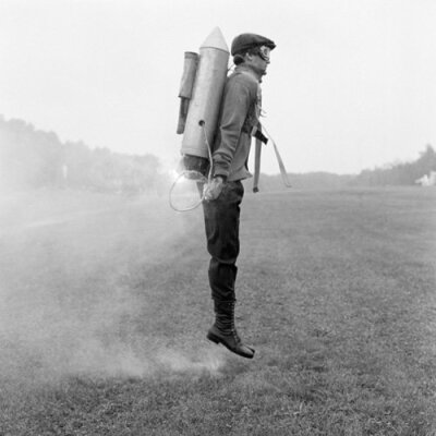 Rodney Smith，美国摄影师 1970年毕业于弗吉尼亚大学，1973年在耶鲁大学取得了神学硕士学位，在耶鲁时师从Walker Evans研习摄影。 其作品极具个人风格，他总爱用黑白的形式去呈现时尚照片，古典的对称和平衡在他的作…