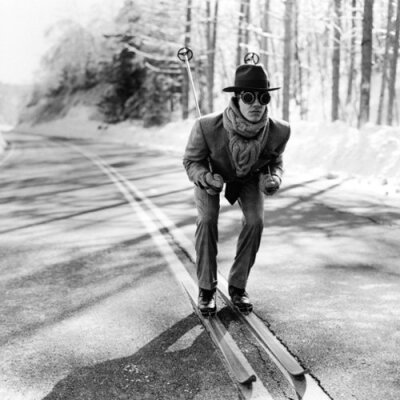 Rodney Smith，美国摄影师 1970年毕业于弗吉尼亚大学，1973年在耶鲁大学取得了神学硕士学位，在耶鲁时师从Walker Evans研习摄影。 其作品极具个人风格，他总爱用黑白的形式去呈现时尚照片，古典的对称和平衡在他的作…