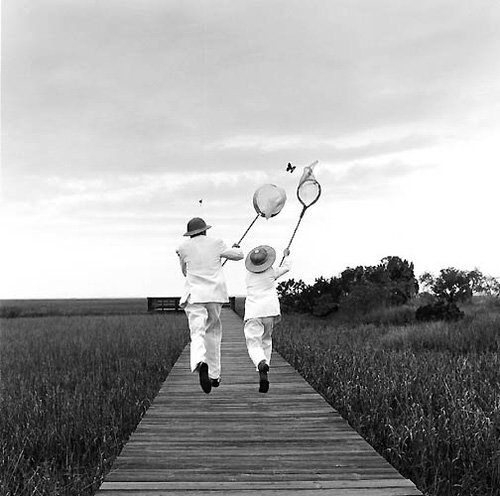 Rodney Smith，美国摄影师 1970年毕业于弗吉尼亚大学，1973年在耶鲁大学取得了神学硕士学位，在耶鲁时师从Walker Evans研习摄影。 其作品极具个人风格，他总爱用黑白的形式去呈现时尚照片，古典的对称和平衡在他的作品中随处可见，素色的背景使整个画面显得高贵又协调。 官方网站：http://www.rodneysmith.com/