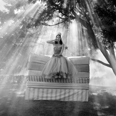 Rodney Smith，美国摄影师 1970年毕业于弗吉尼亚大学，1973年在耶鲁大学取得了神学硕士学位，在耶鲁时师从Walker Evans研习摄影。 其作品极具个人风格，他总爱用黑白的形式去呈现时尚照片，古典的对称和平衡在他的作…