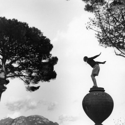 Rodney Smith，美国摄影师 1970年毕业于弗吉尼亚大学，1973年在耶鲁大学取得了神学硕士学位，在耶鲁时师从Walker Evans研习摄影。 其作品极具个人风格，他总爱用黑白的形式去呈现时尚照片，古典的对称和平衡在他的作…