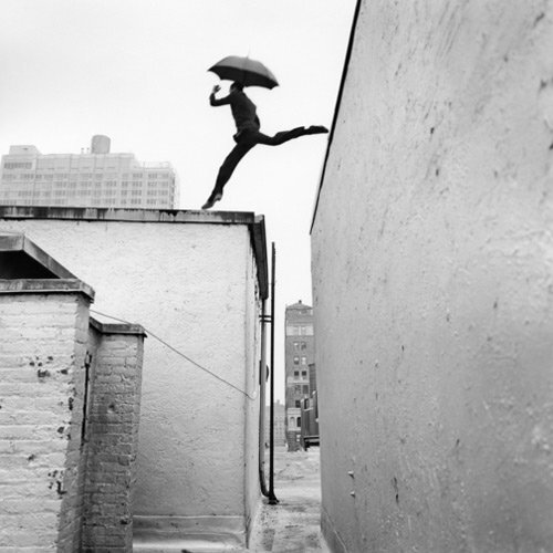 Rodney Smith，美国摄影师 1970年毕业于弗吉尼亚大学，1973年在耶鲁大学取得了神学硕士学位，在耶鲁时师从Walker Evans研习摄影。 其作品极具个人风格，他总爱用黑白的形式去呈现时尚照片，古典的对称和平衡在他的作品中随处可见，素色的背景使整个画面显得高贵又协调。 官方网站：http://www.rodneysmith.com/