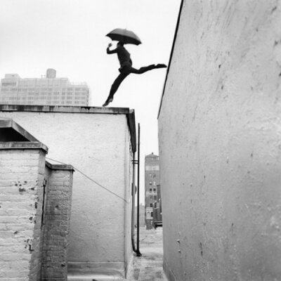 Rodney Smith，美国摄影师 1970年毕业于弗吉尼亚大学，1973年在耶鲁大学取得了神学硕士学位，在耶鲁时师从Walker Evans研习摄影。 其作品极具个人风格，他总爱用黑白的形式去呈现时尚照片，古典的对称和平衡在他的作…