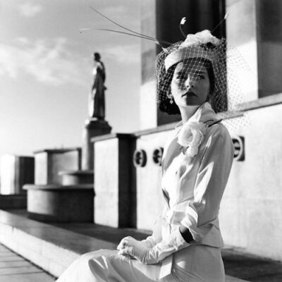 Rodney Smith，美国摄影师 1970年毕业于弗吉尼亚大学，1973年在耶鲁大学取得了神学硕士学位，在耶鲁时师从Walker Evans研习摄影。 其作品极具个人风格，他总爱用黑白的形式去呈现时尚照片，古典的对称和平衡在他的作…