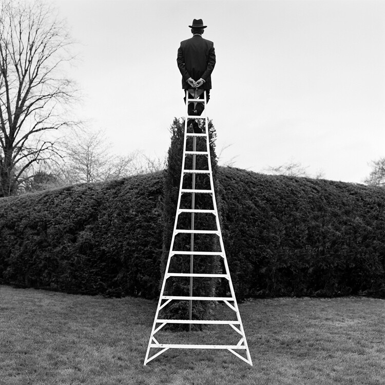 Rodney Smith，美国摄影师 1970年毕业于弗吉尼亚大学，1973年在耶鲁大学取得了神学硕士学位，在耶鲁时师从Walker Evans研习摄影。 其作品极具个人风格，他总爱用黑白的形式去呈现时尚照片，古典的对称和平衡在他的作品中随处可见，素色的背景使整个画面显得高贵又协调。 官方网站：http://www.rodneysmith.com/