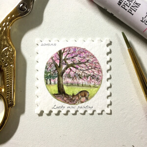 Day 11.5 邮票形式的mini画“樱花树下的小鹿”，size28*28mm 尺寸很小很可爱~但是画起来可不容易~公开一下我的画笔和调色盘，都是mini型号的，画笔 Ruby红宝石系列和华虹系列0-1号 颜料日下部KUSAKABE水彩颜料，最近超爱真的很棒！“看樱花满天，掩不住，斑驳流年”